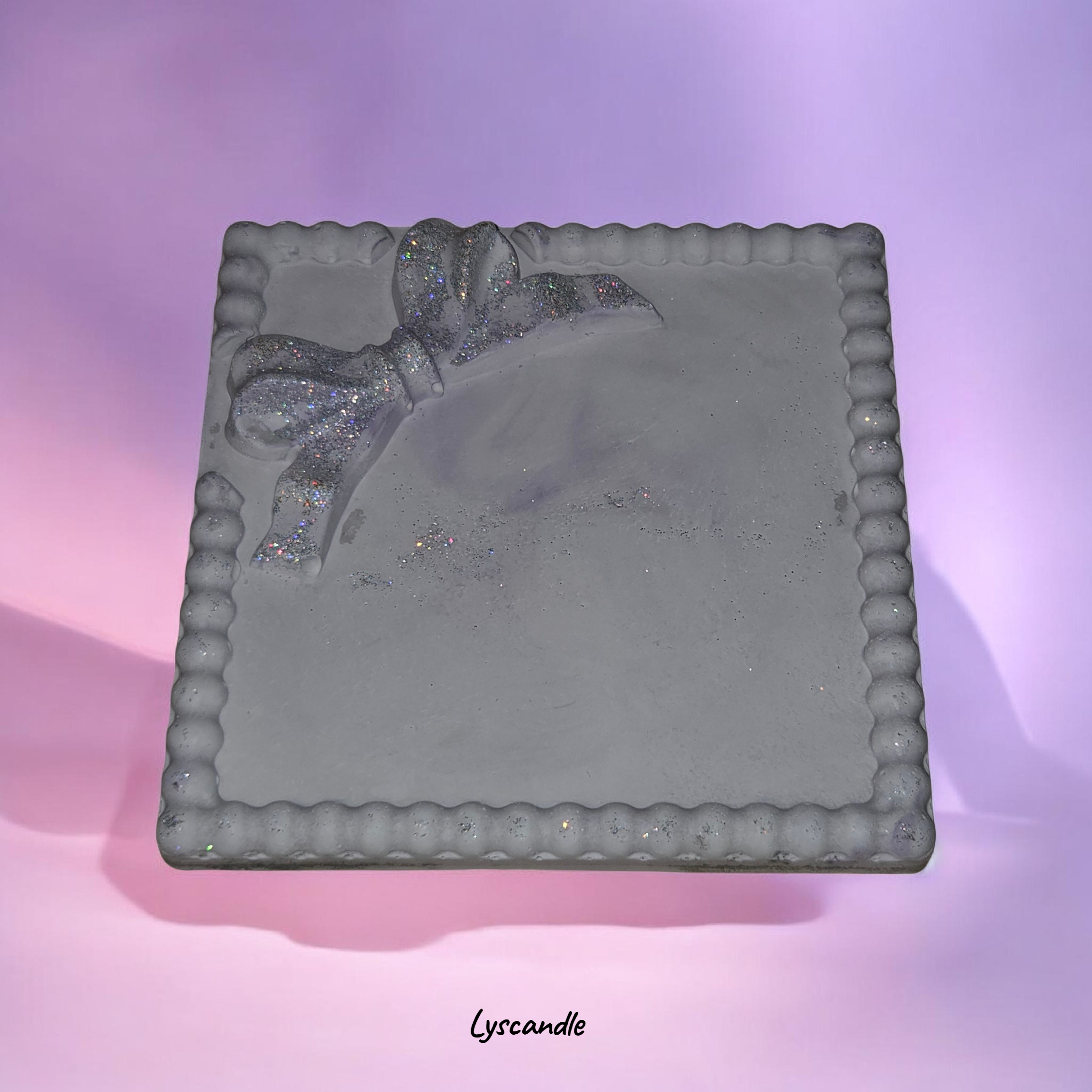 Plaque décorative gris avec nœud en relief pailleté