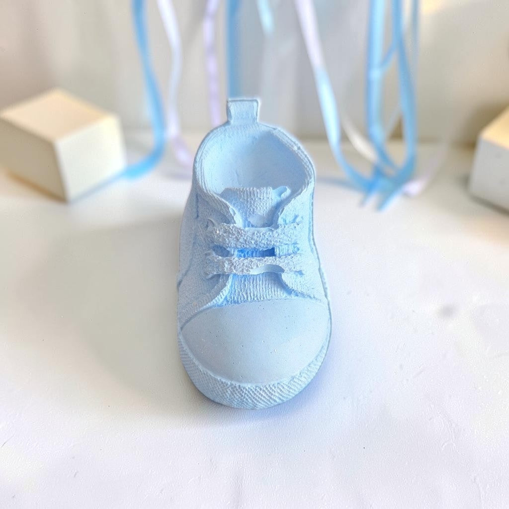 Chaussure bébé bleu en plâtre – Décoration artisanale
