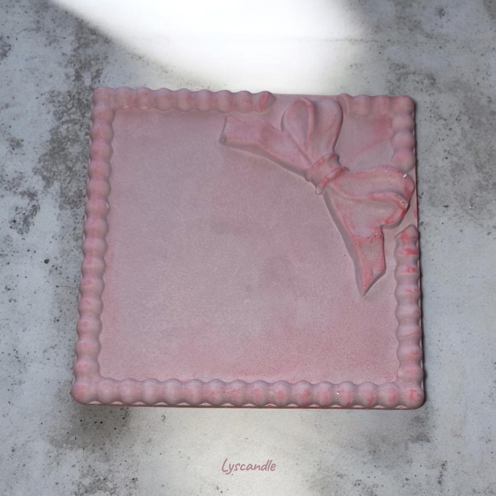 Plaque décorative rose poudré avec nœud en relief