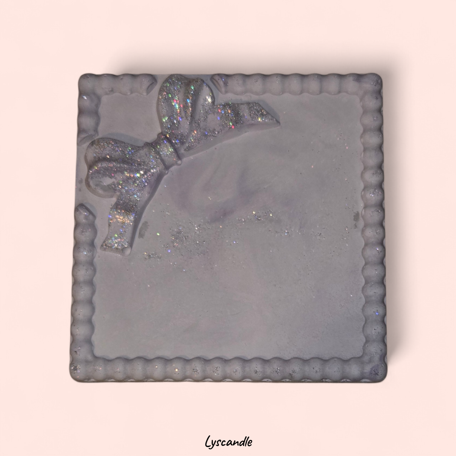 Plaque décorative gris avec nœud en relief pailleté
