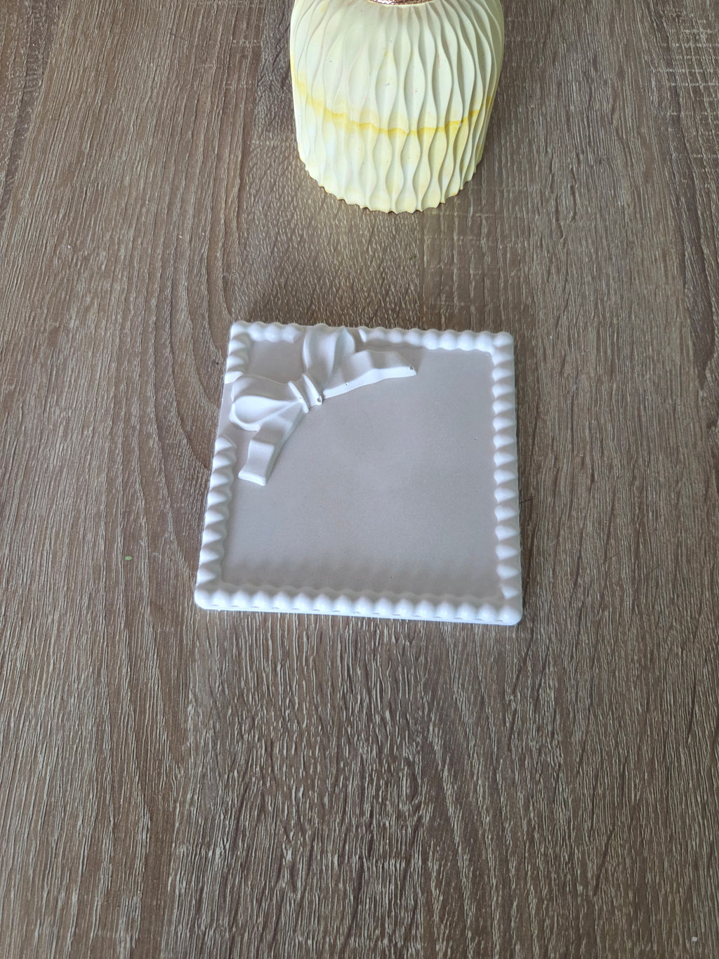 Plateau décoratif avec son noeud-Blanc