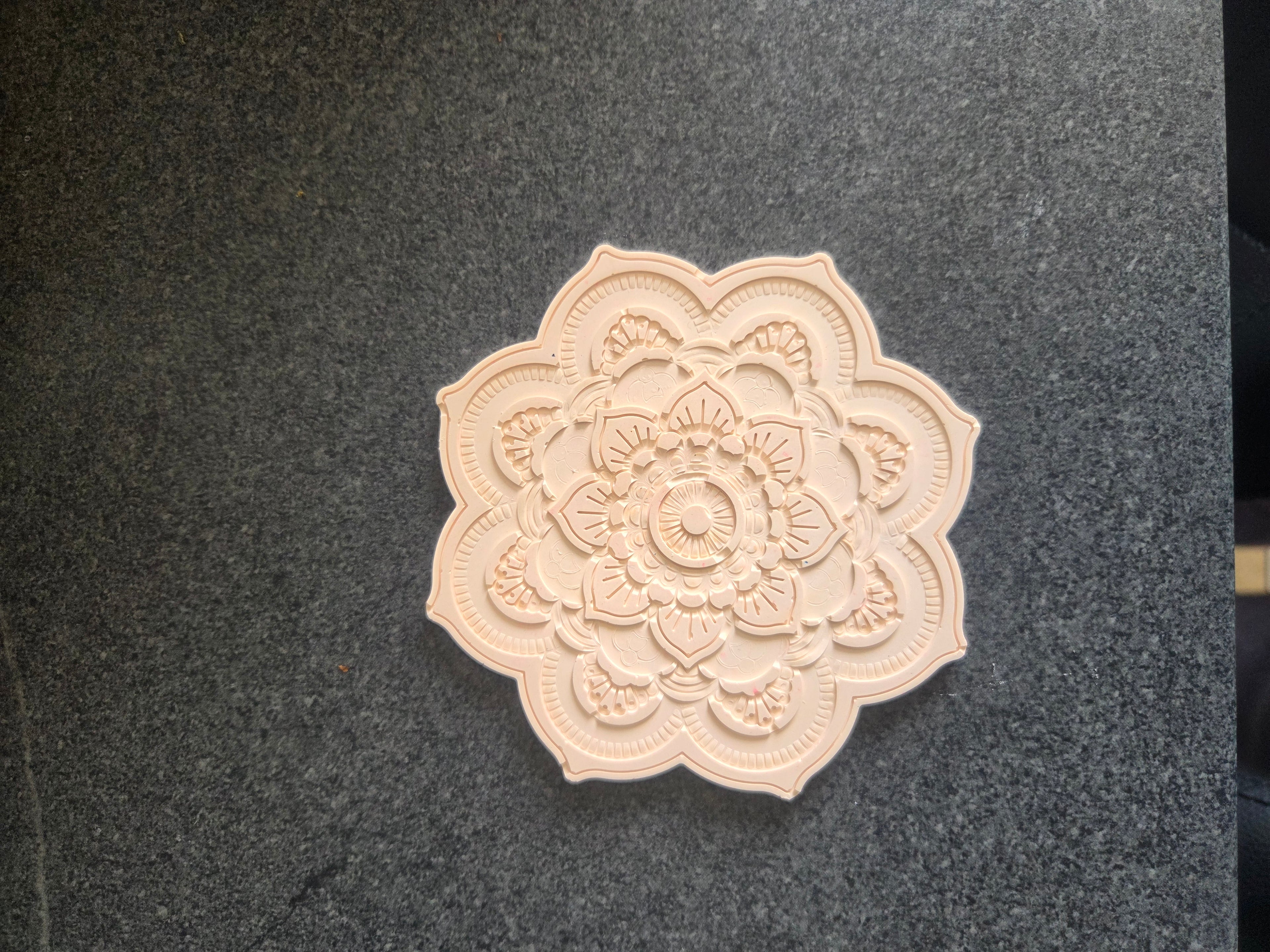 Mandala en plâtre phosphorescent – Décoration lumineuse artisanale
