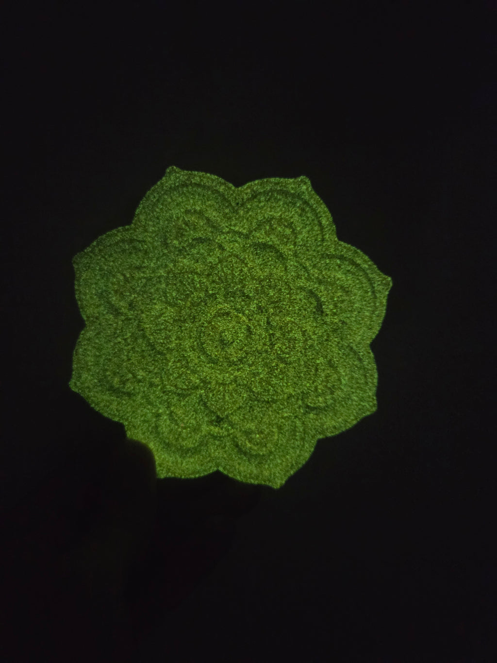 Mandala en plâtre phosphorescent – Décoration lumineuse artisanale