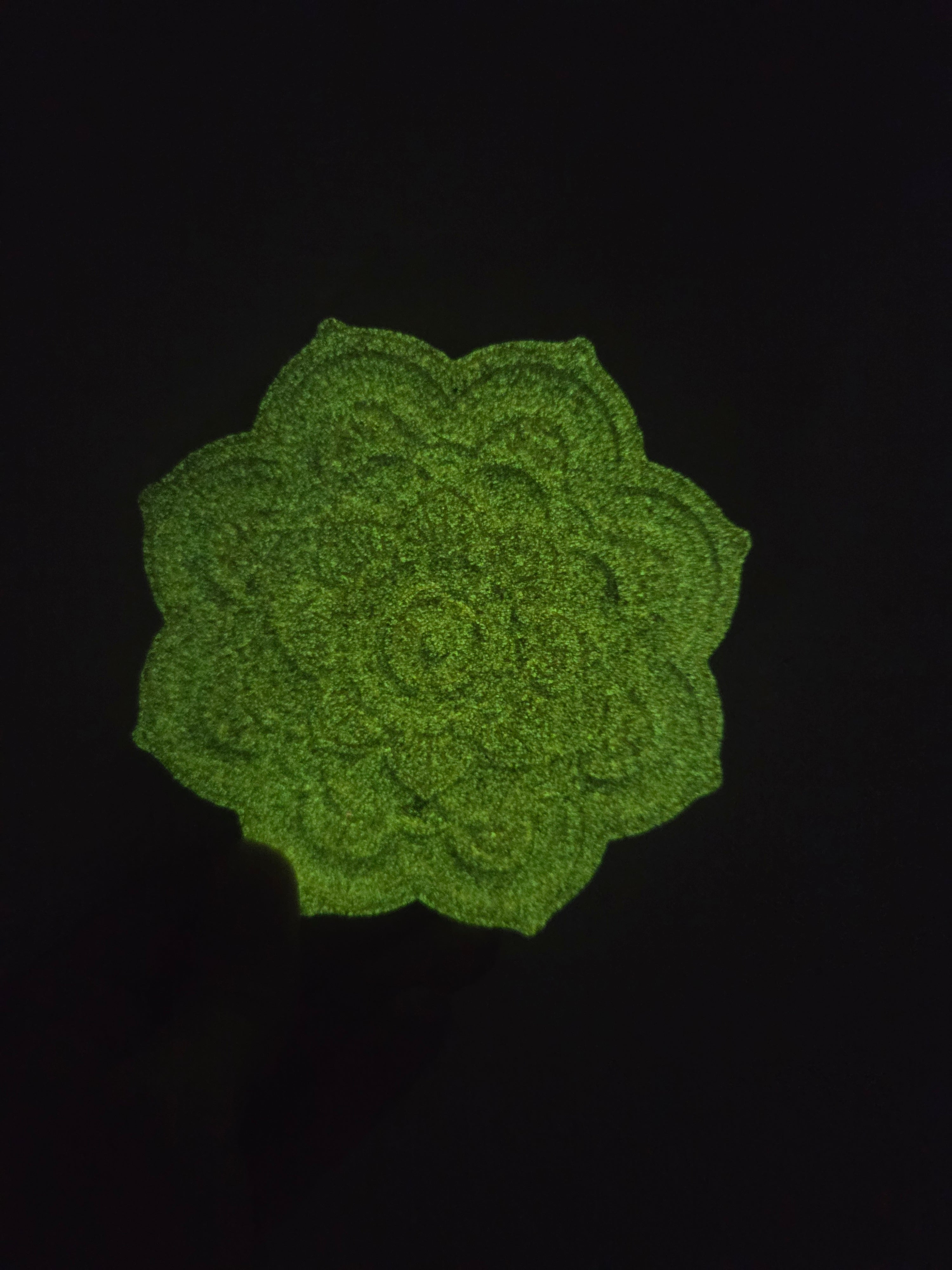 Mandala en plâtre phosphorescent – Décoration lumineuse artisanale