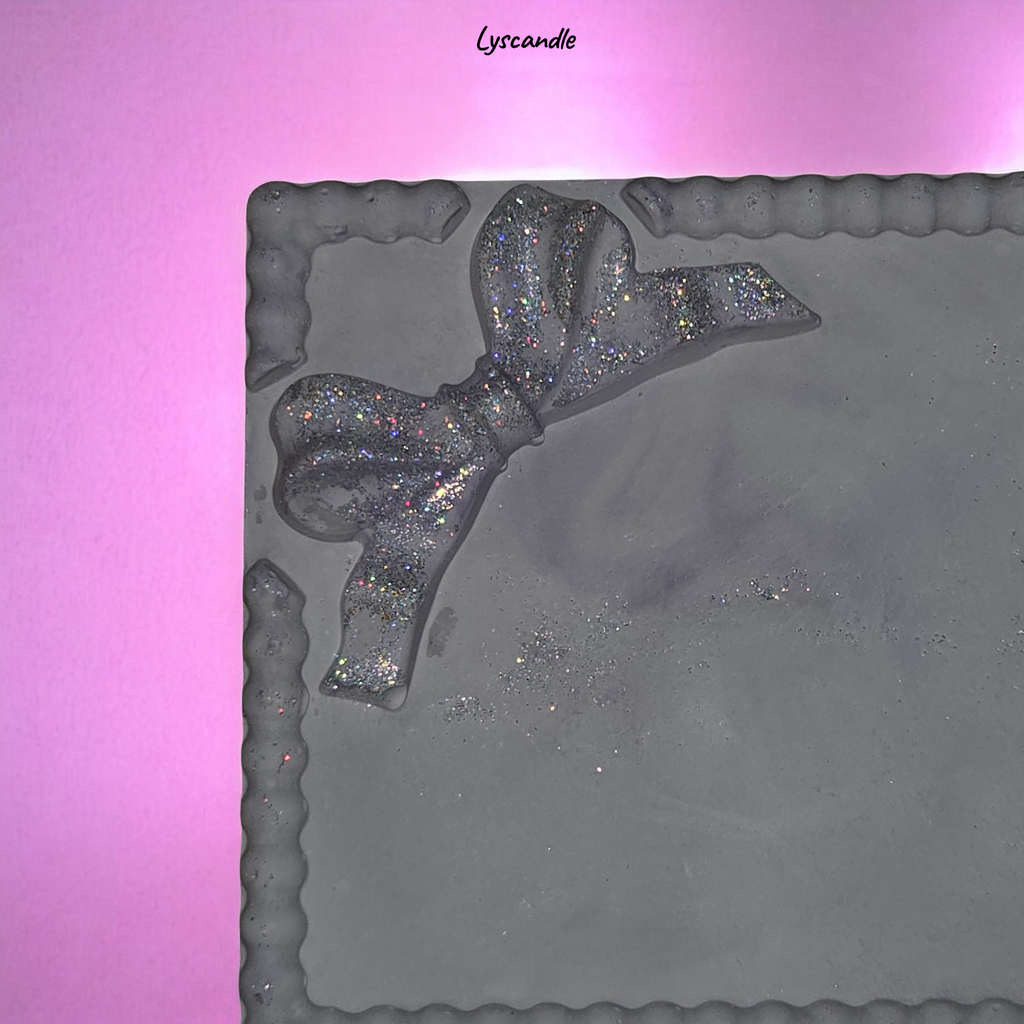 Plaque décorative gris avec nœud en relief pailleté