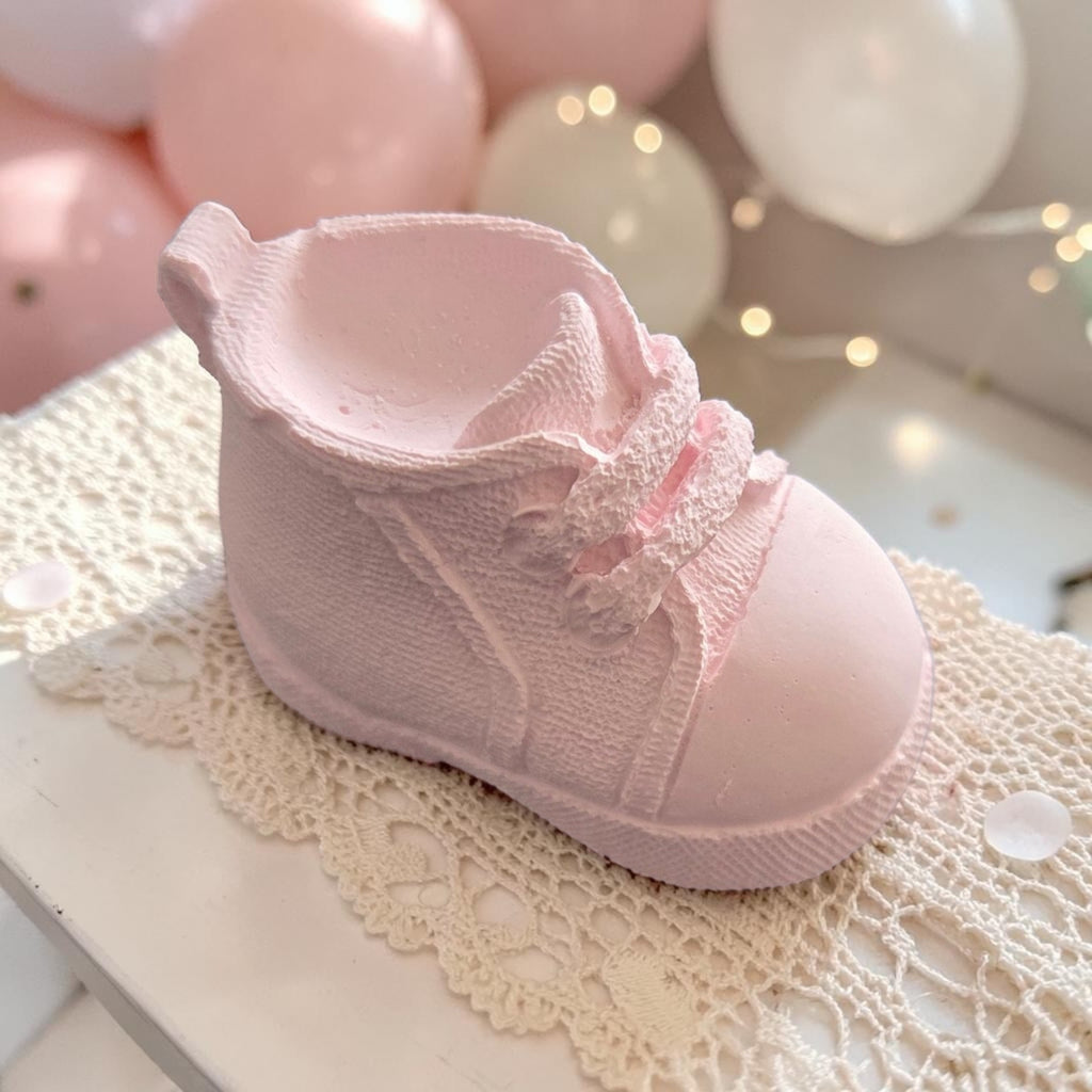 Chaussure bébé  rose en plâtre – Décoration artisanale